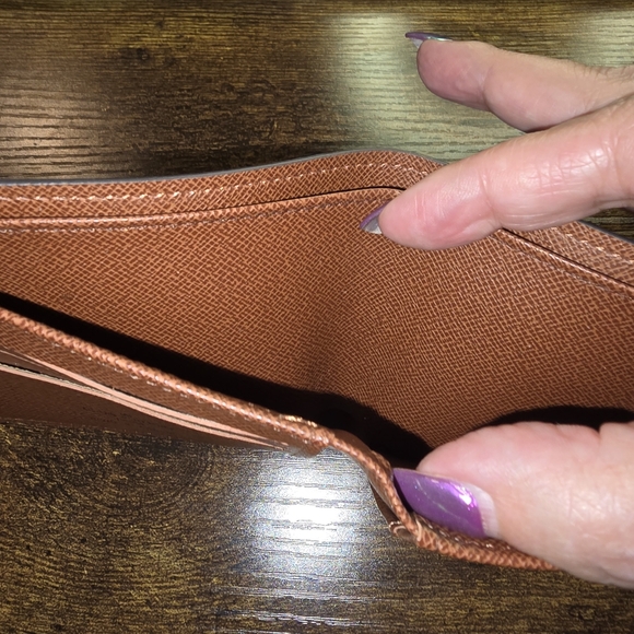 EUC Louis Vuitton mens bi fold wallet - Picture 8 of 10